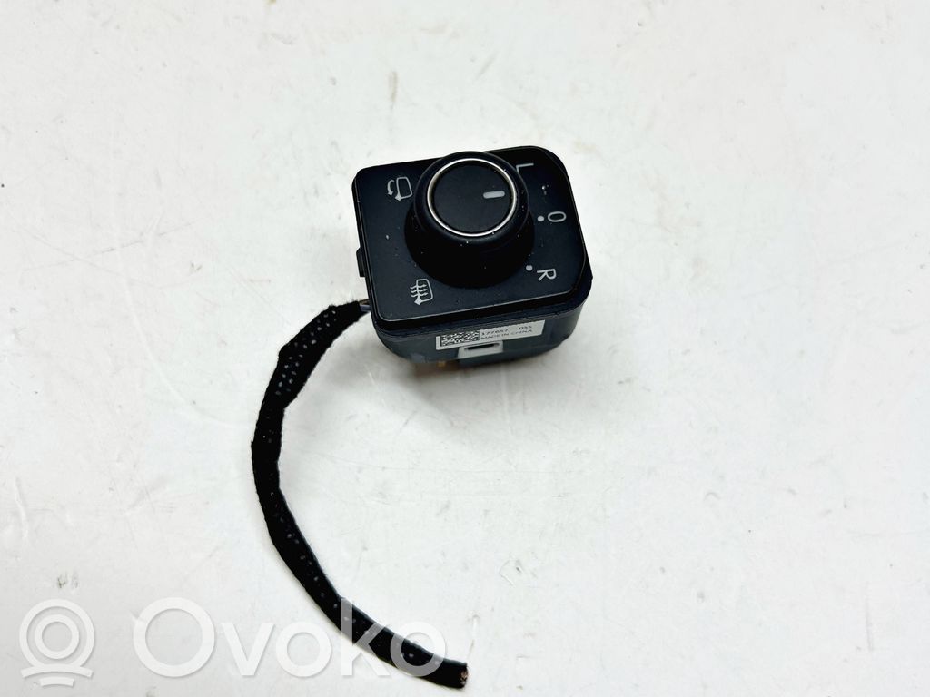Volkswagen Polo VI Wing mirror switch 