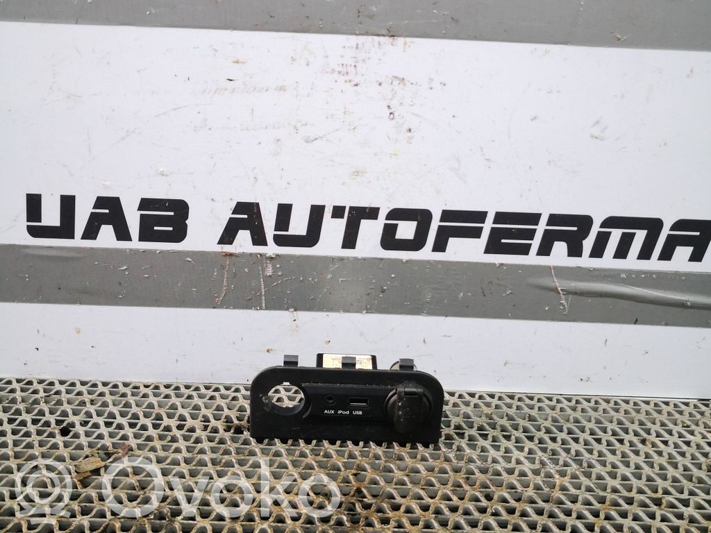 Enchufe conector USB   847621W051