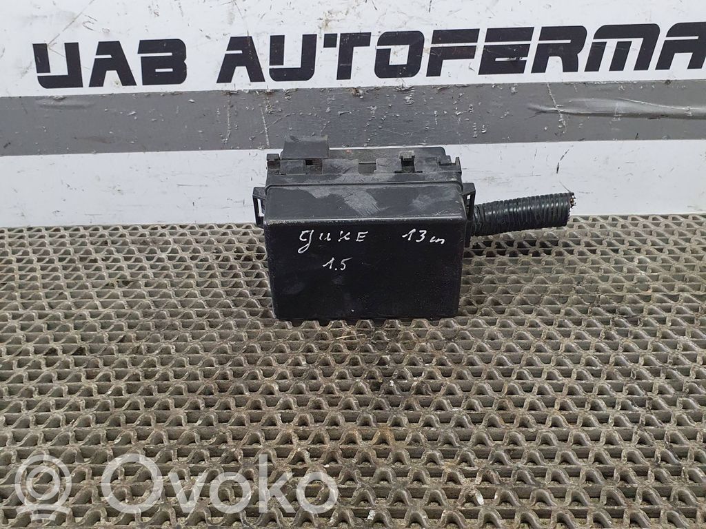 Nissan Juke I F15 Ramka / Moduł bezpieczników 