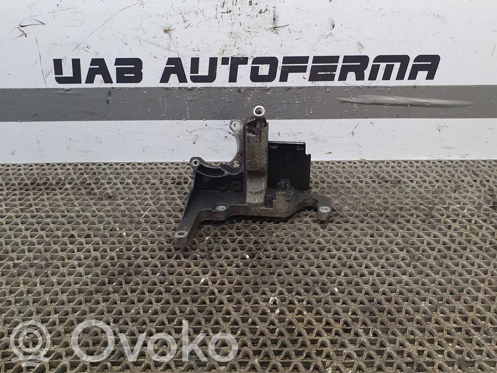 Ford Focus Engine mounting bracket 