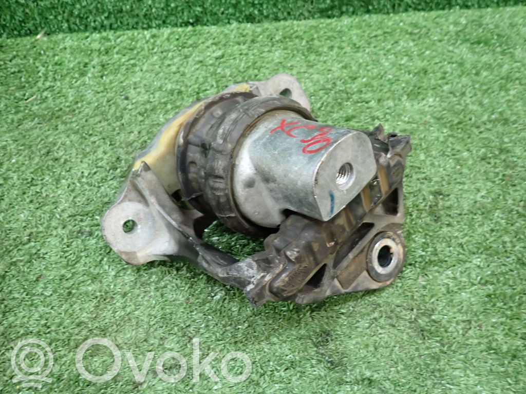 Volvo XC90 Engine mount bracket 