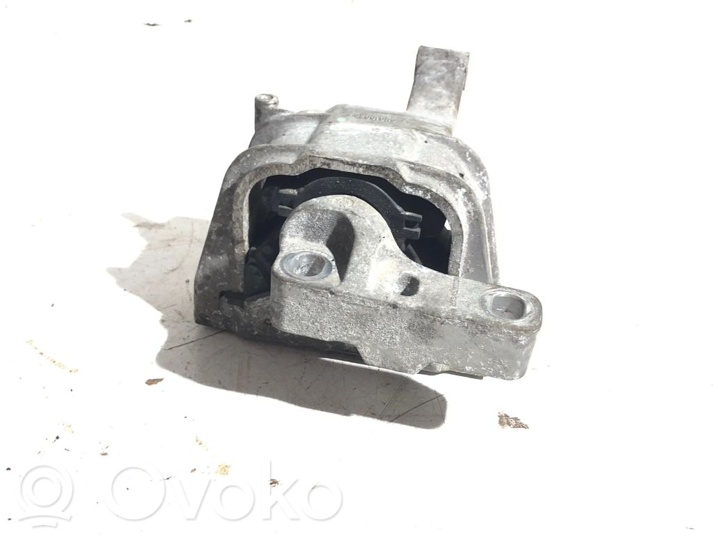 Volkswagen Tiguan Engine mount bracket 