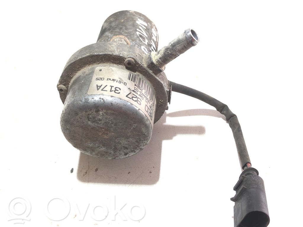 Volkswagen Touareg I Vacuum pump 