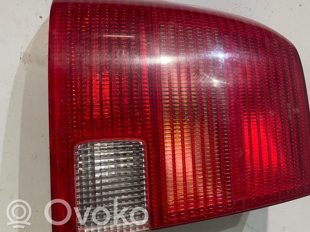 Volkswagen PASSAT B5 Lampa tylna 
