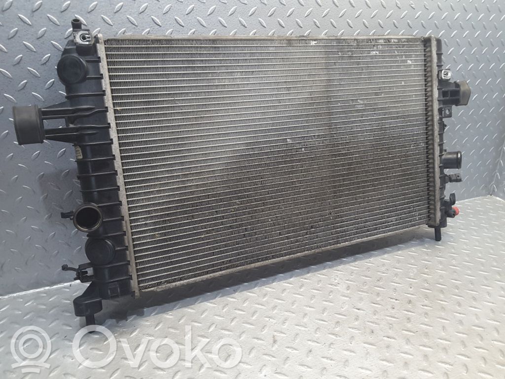 Opel Zafira B Aušinimo skysčio radiatorius 
