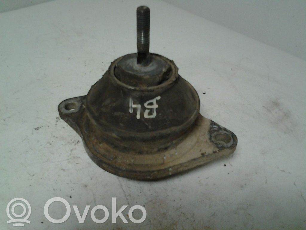 Audi A4 S4 B5 8D Engine mount bracket 