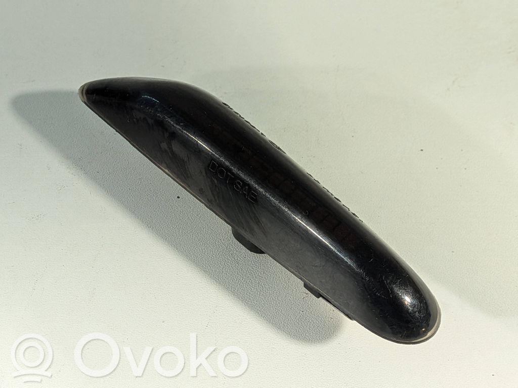 Front fender indicator light   L001318