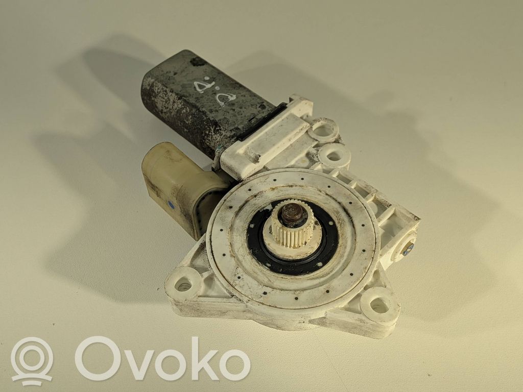 BMW 1 E82 E88 Front door window regulator motor 