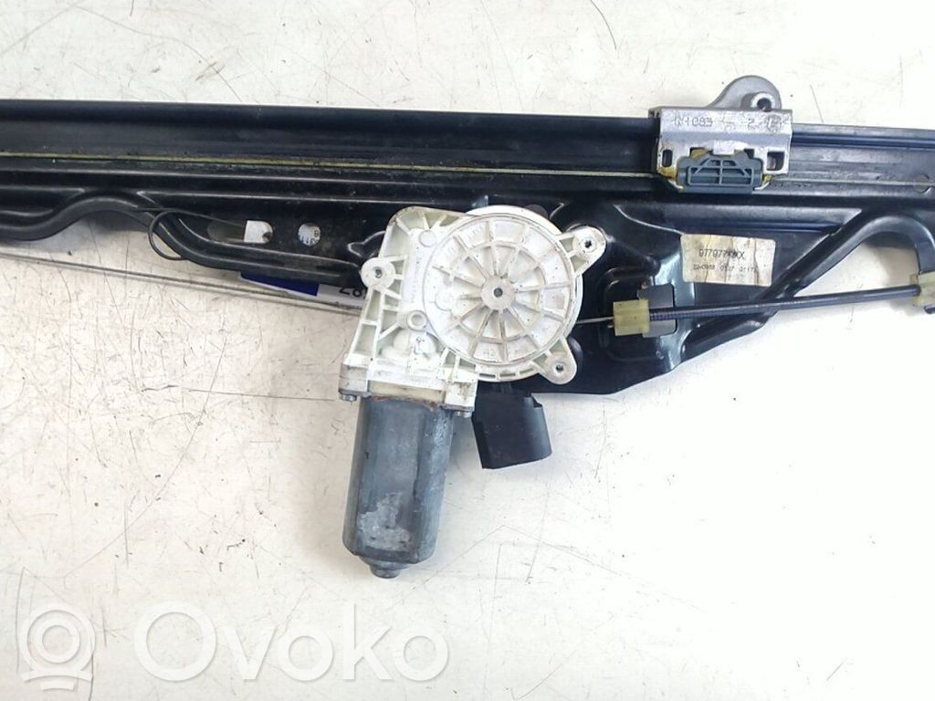 Motor del regulador de la ventanilla de la puerta delantera   51357184746