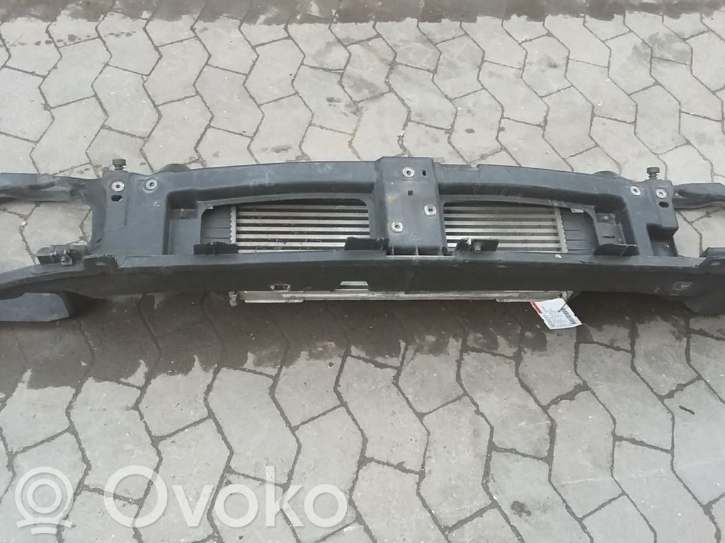 Nissan Primastar Pas przedni 