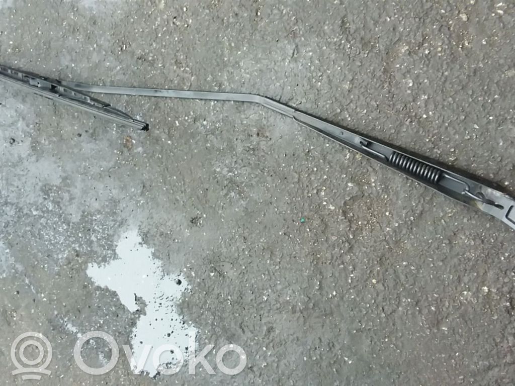 Etupyyhkimen sulan varsi
