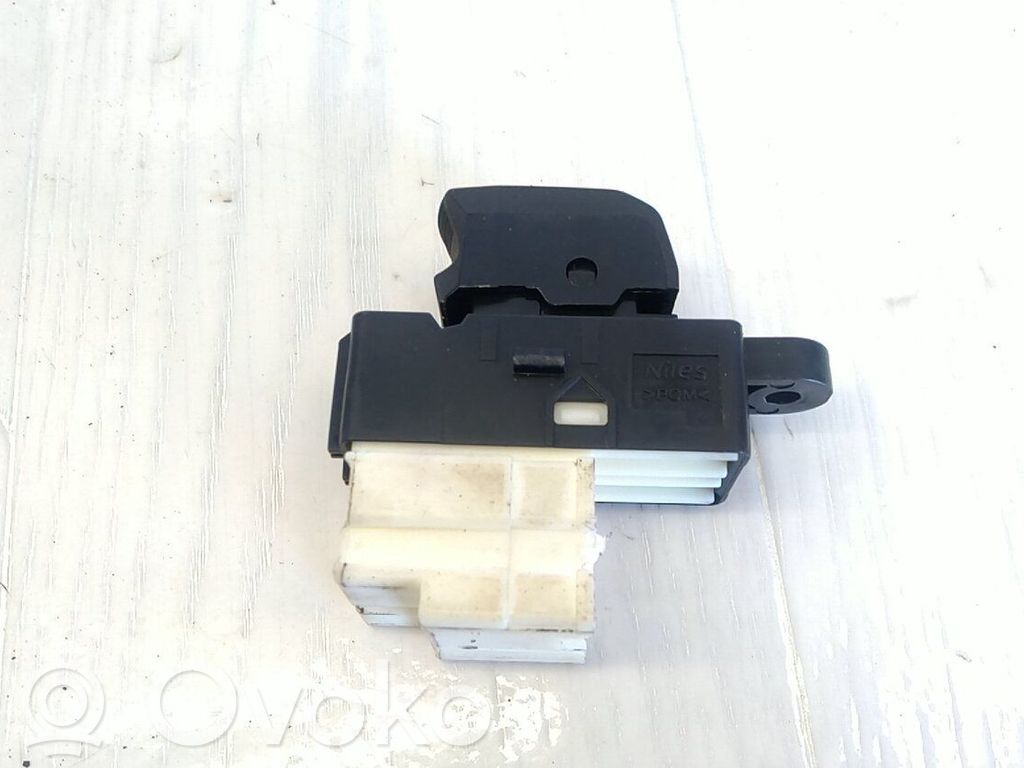 Suzuki Swift III Interruptor del elevalunas eléctrico 