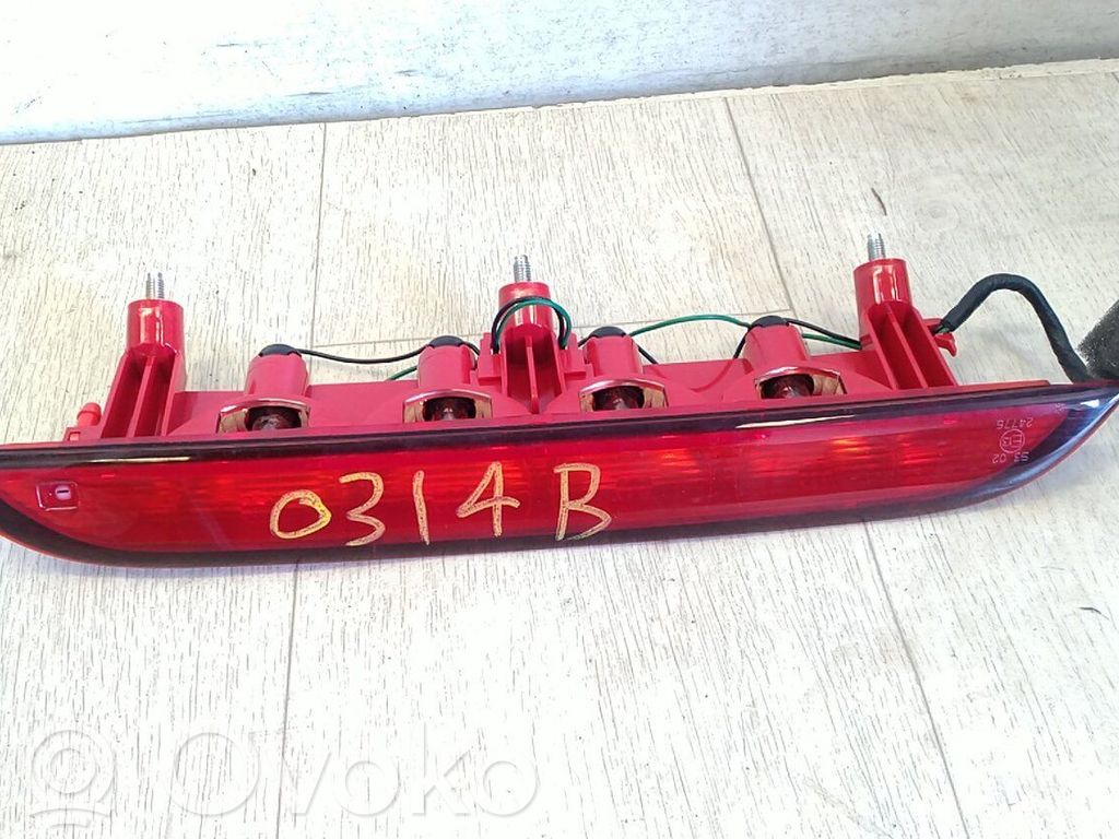 Kolmas/lisäjarruvalo   92700H8010