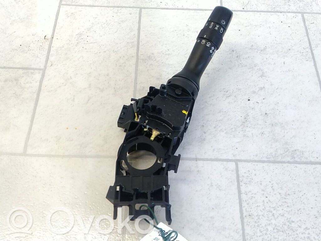 Toyota Avensis T270 Interruptor/palanca de limpiador de luz de giro
