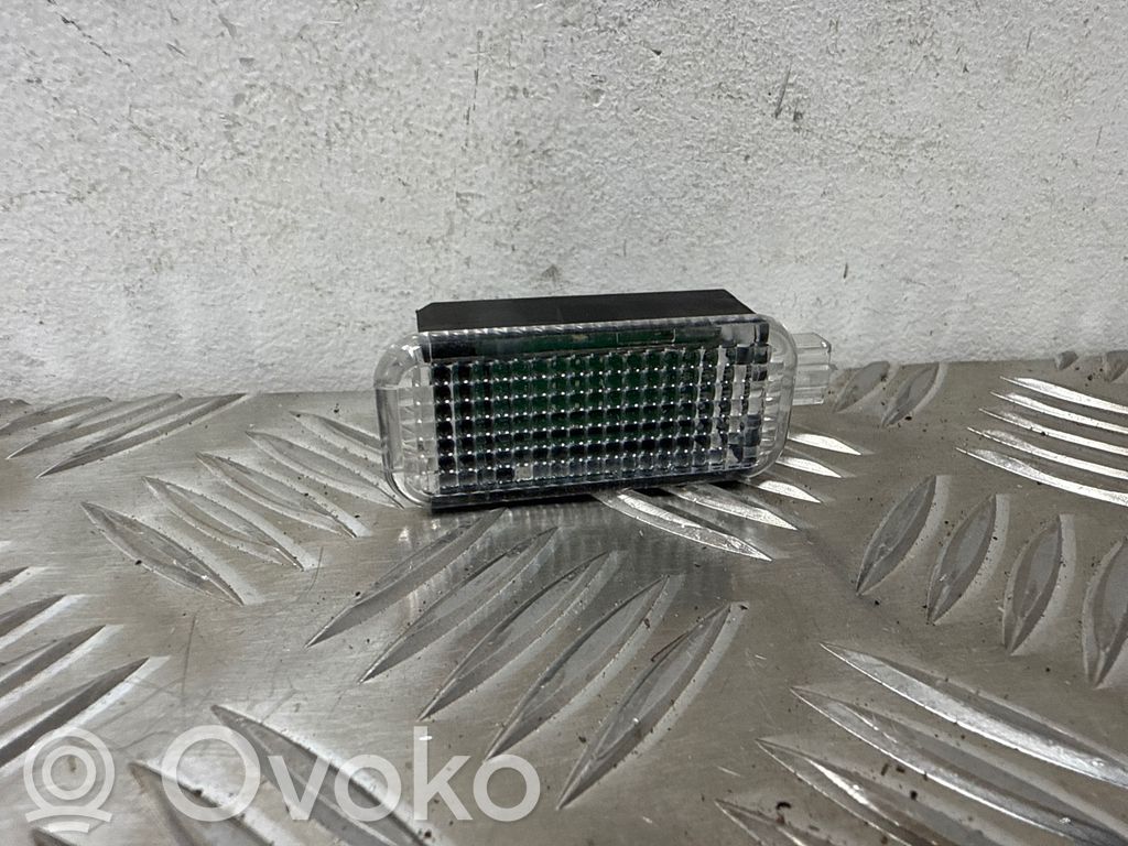 Audi A3 S3 8V Luz interna puerta trasera 