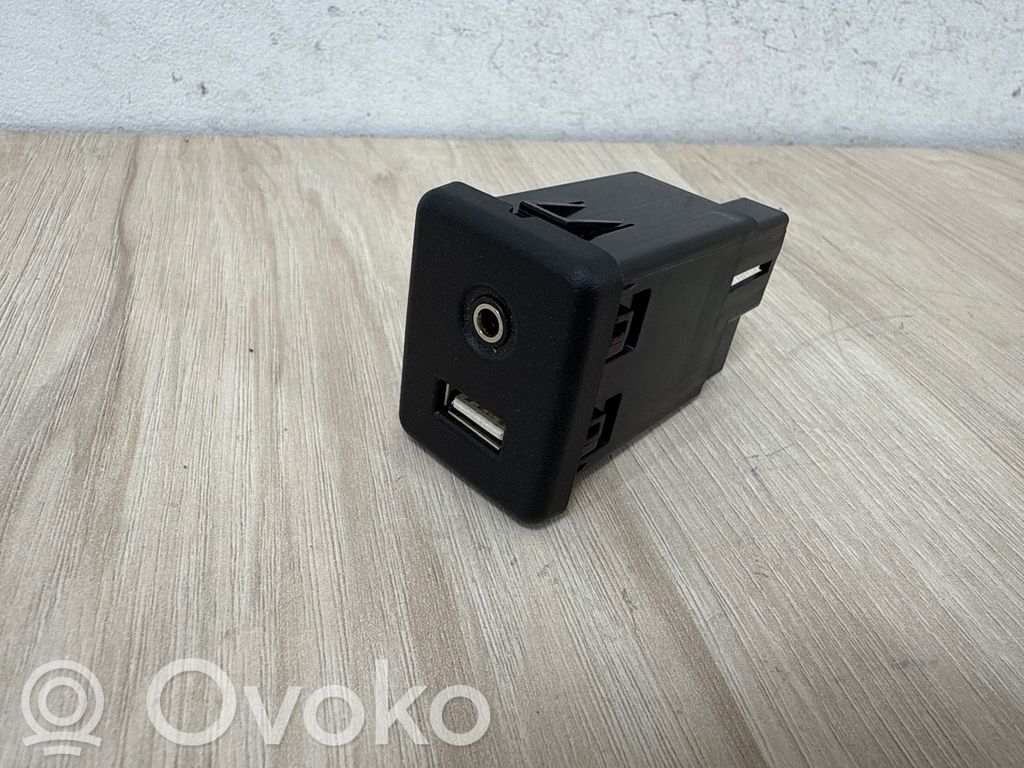 Opel Astra K Enchufe conector entrada auxiliar 