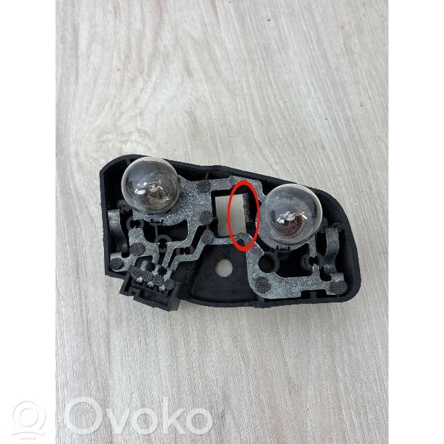 BMW 3 E46 Aizmugures spuldzes vāka turētājs 