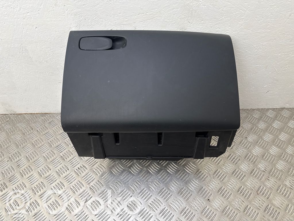 Volvo V40 Glove box 