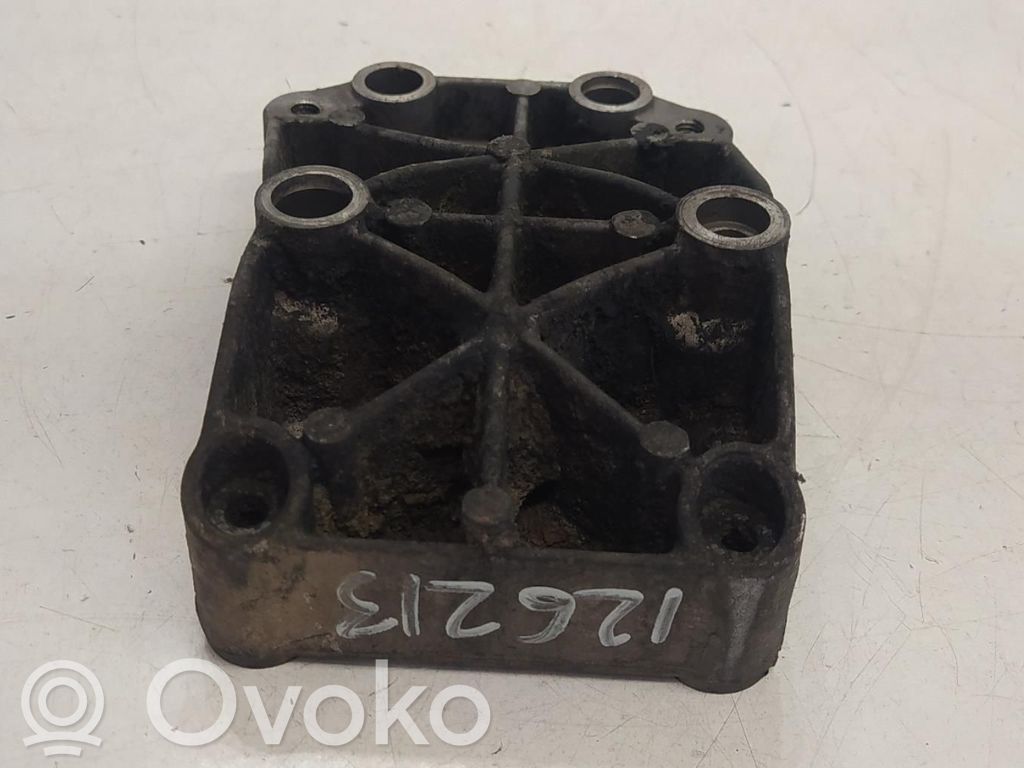 Engine mount bracket   98FF19D624AB