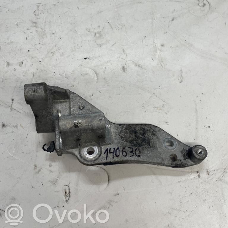 Ford Focus Soporte del alternador 