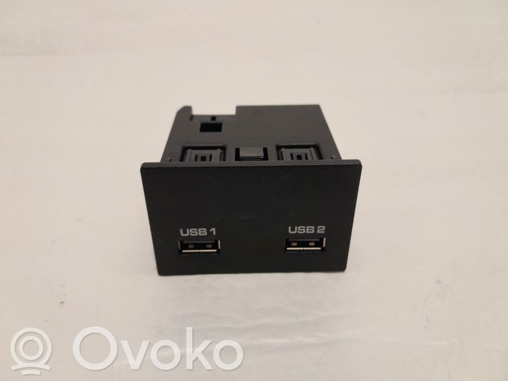 Porsche Cayenne (9Y0 9Y3) Enchufe conector USB 
