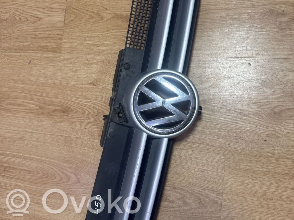 Volkswagen Golf IV Etupuskurin ylempi jäähdytinsäleikkö 