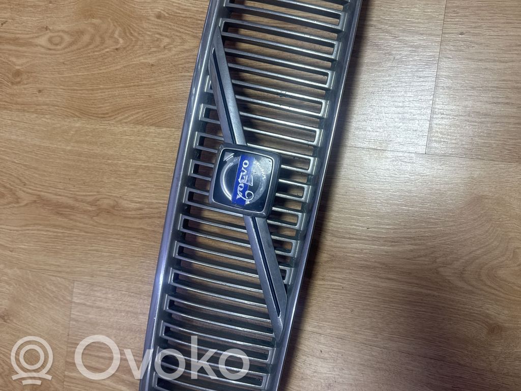 Volvo V70 Front bumper upper radiator grill 