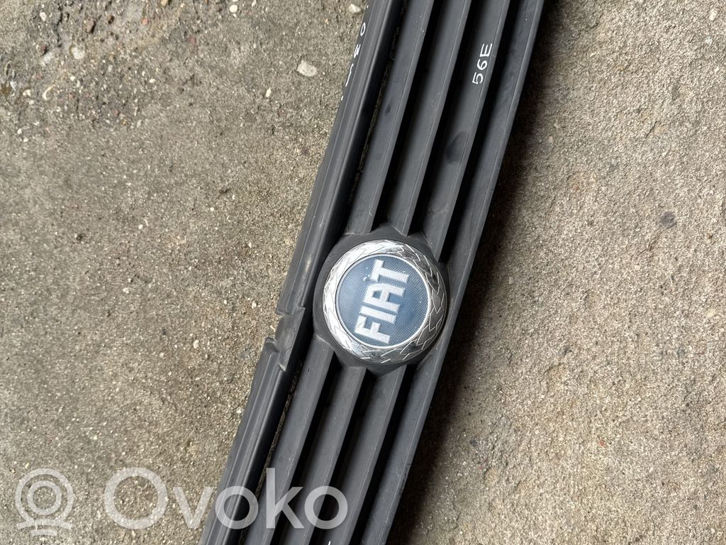 Fiat Stilo Etupuskurin ylempi jäähdytinsäleikkö 