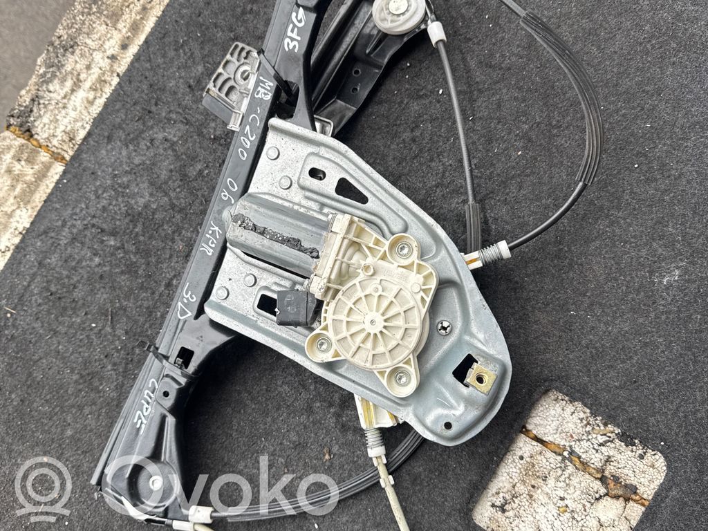 Mercedes-Benz C W203 Macara ușă față cu motor 