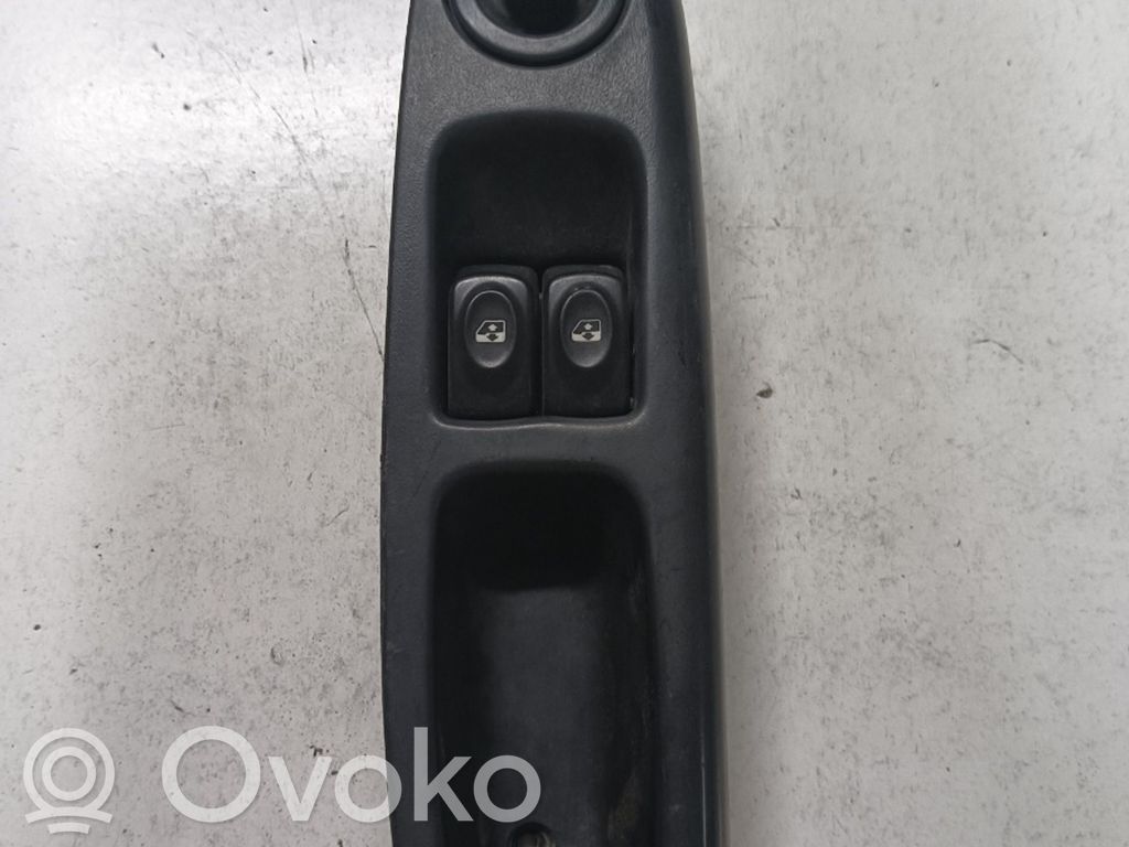 Renault Clio III Interruttore di controllo dell’alzacristalli elettrico 