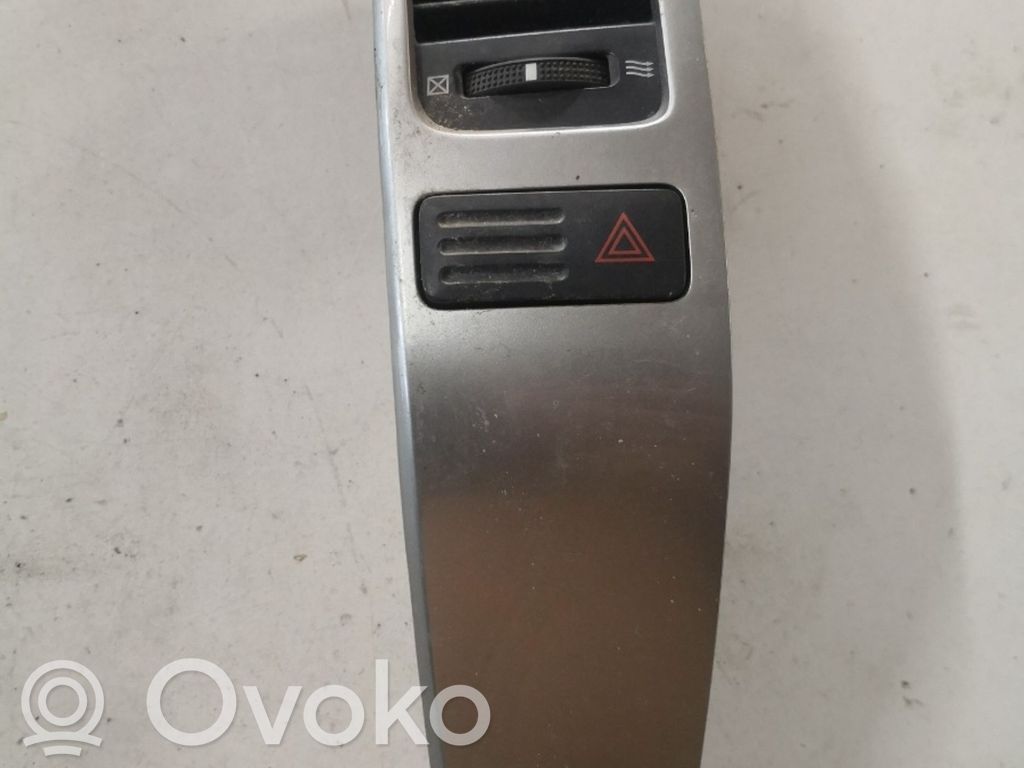 Toyota Land Cruiser (J200) Dysze / Kratki środkowego nawiewu deski rozdzielczej 