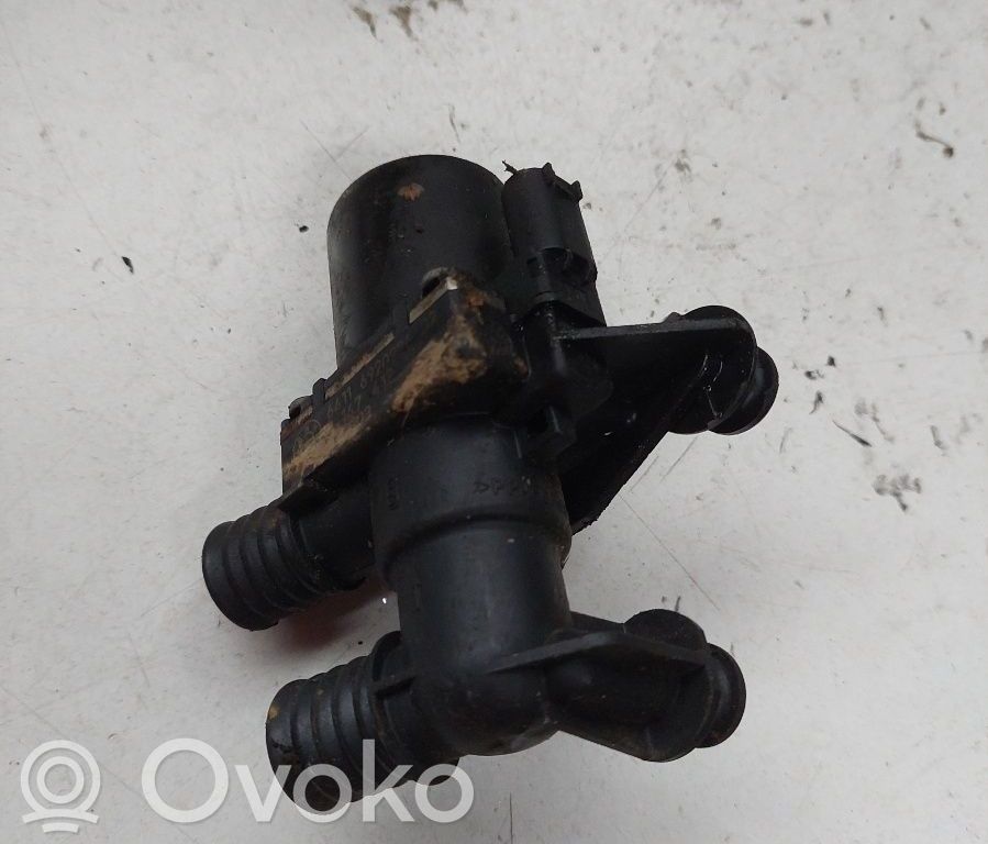 Zusatzwasserpumpe   64116920226