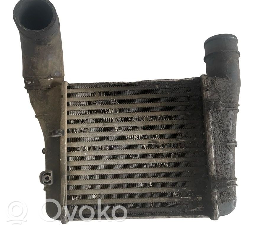 Audi A4 S4 B6 8E 8H Interkūlerio radiatorius 