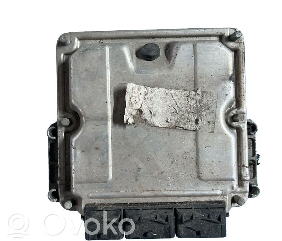 Unidad de control/módulo ECU del motor   8200153945