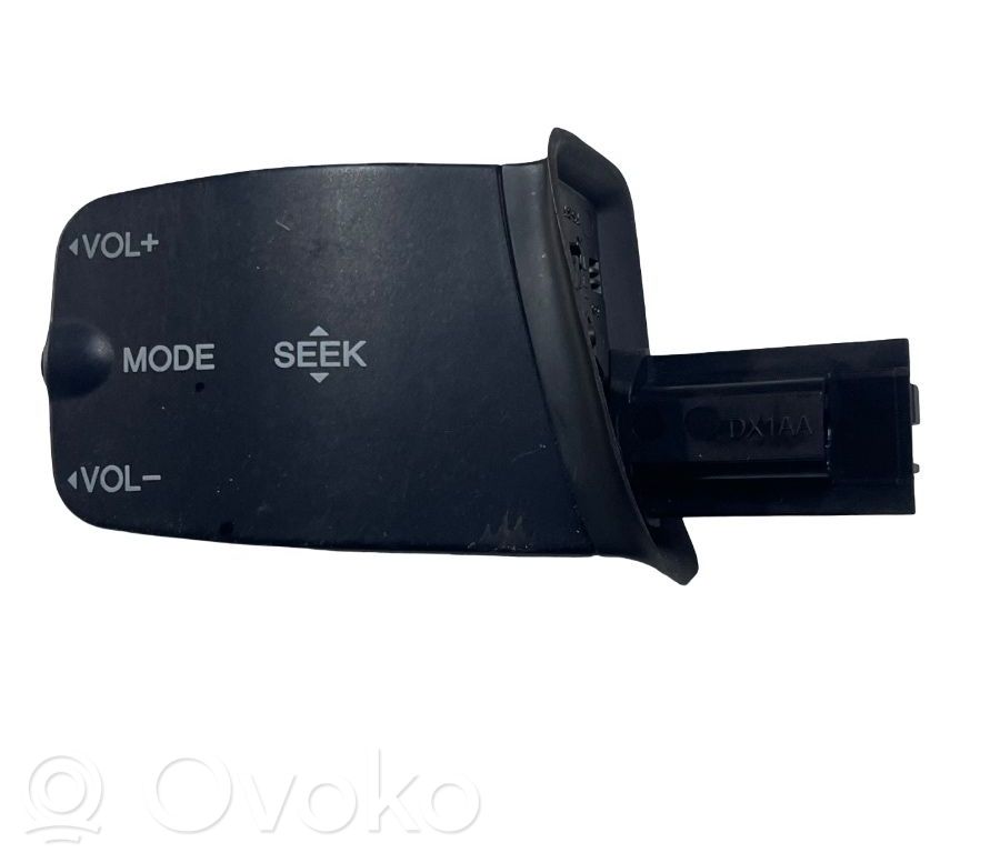 Boutons / interrupteurs volant   3M5T8475AE