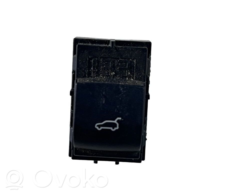 Tailgate/boot open switch button   931870401