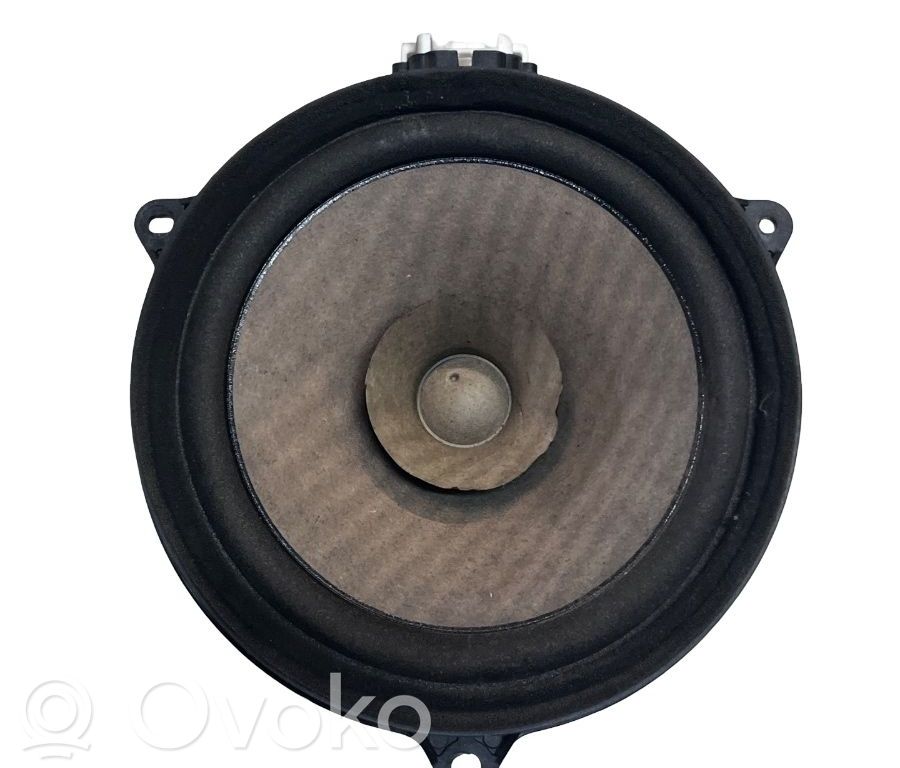 Skaļrunis (-i) pakaļējās durvīs   D65166960