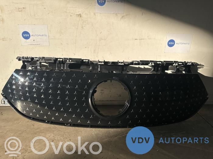 Mercedes-Benz EQA Etupuskurin ylempi jäähdytinsäleikkö 