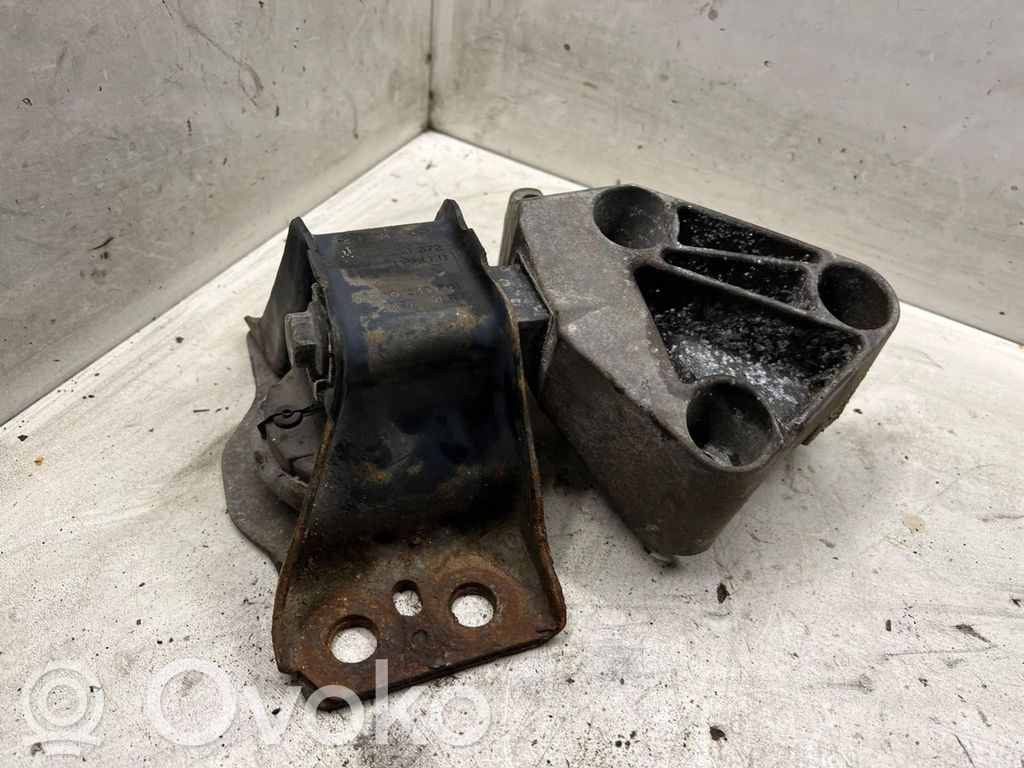 Engine mount bracket   8200338381