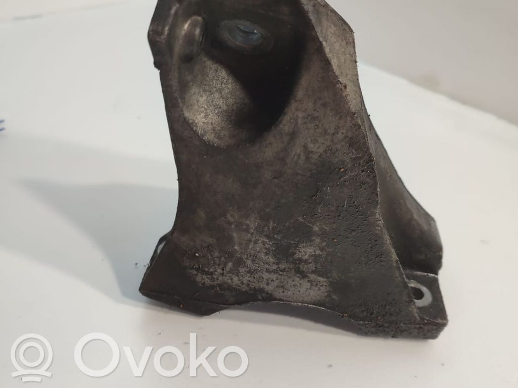 Volkswagen Touareg I Engine mounting bracket 