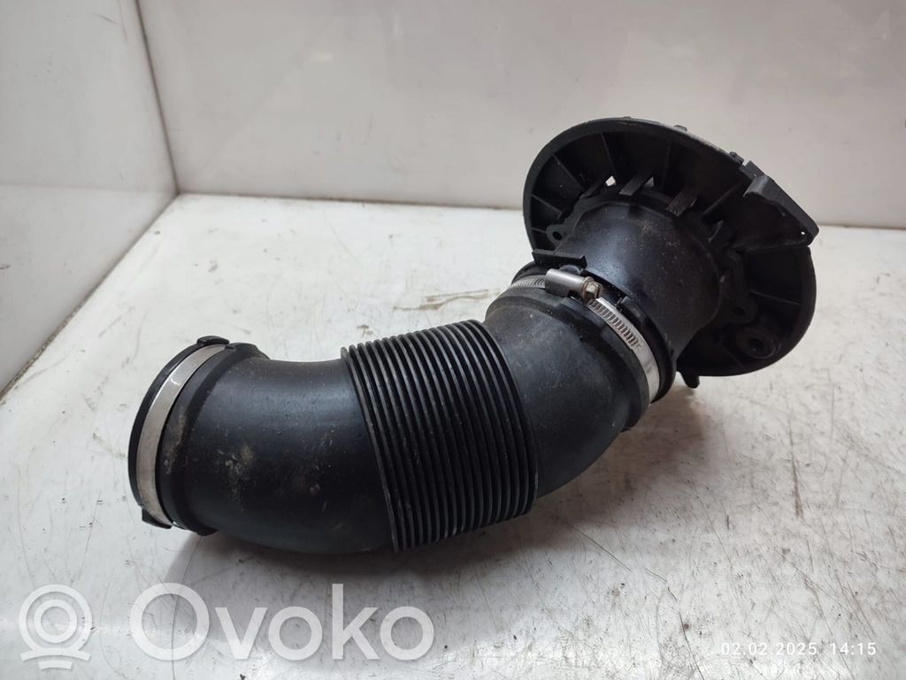 Air intake hose/pipe   059129615