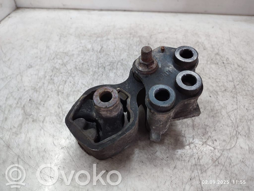Engine mount bracket   KD62