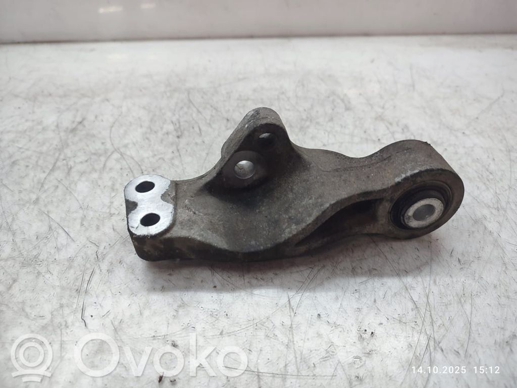 Volvo V40 Engine mounting bracket 