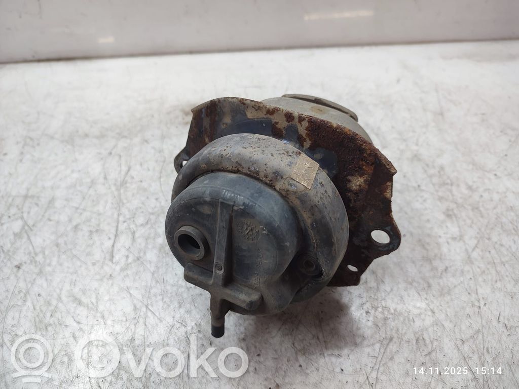 Engine mount bracket   6793016,679301601