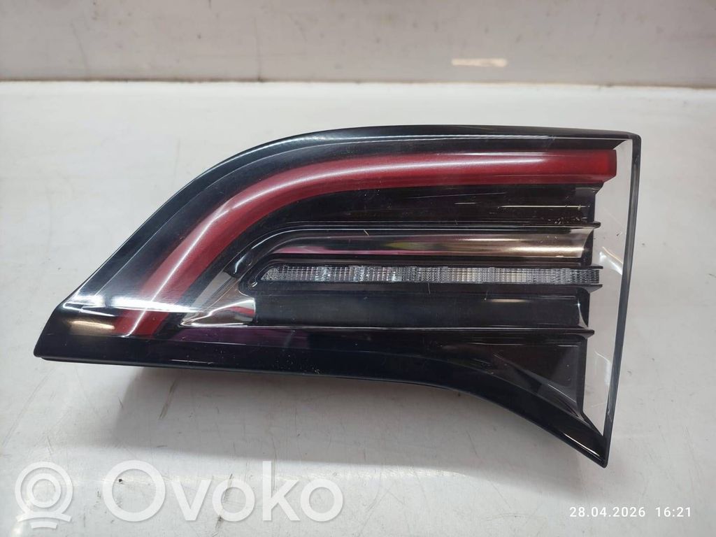 Tesla Model Y Tailgate rear/tail lights 