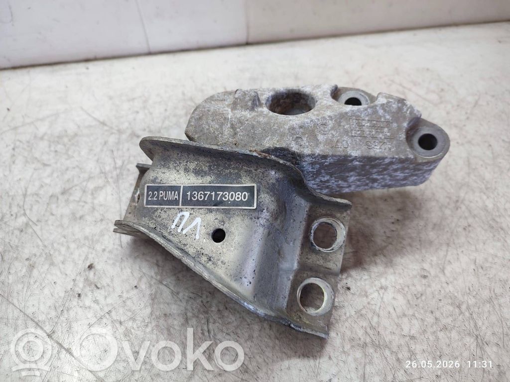 Engine mount bracket   1367173080