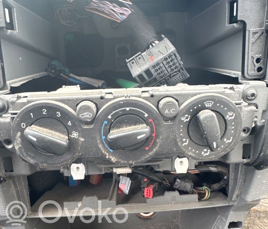 Climate control unit   7M5T19980BB