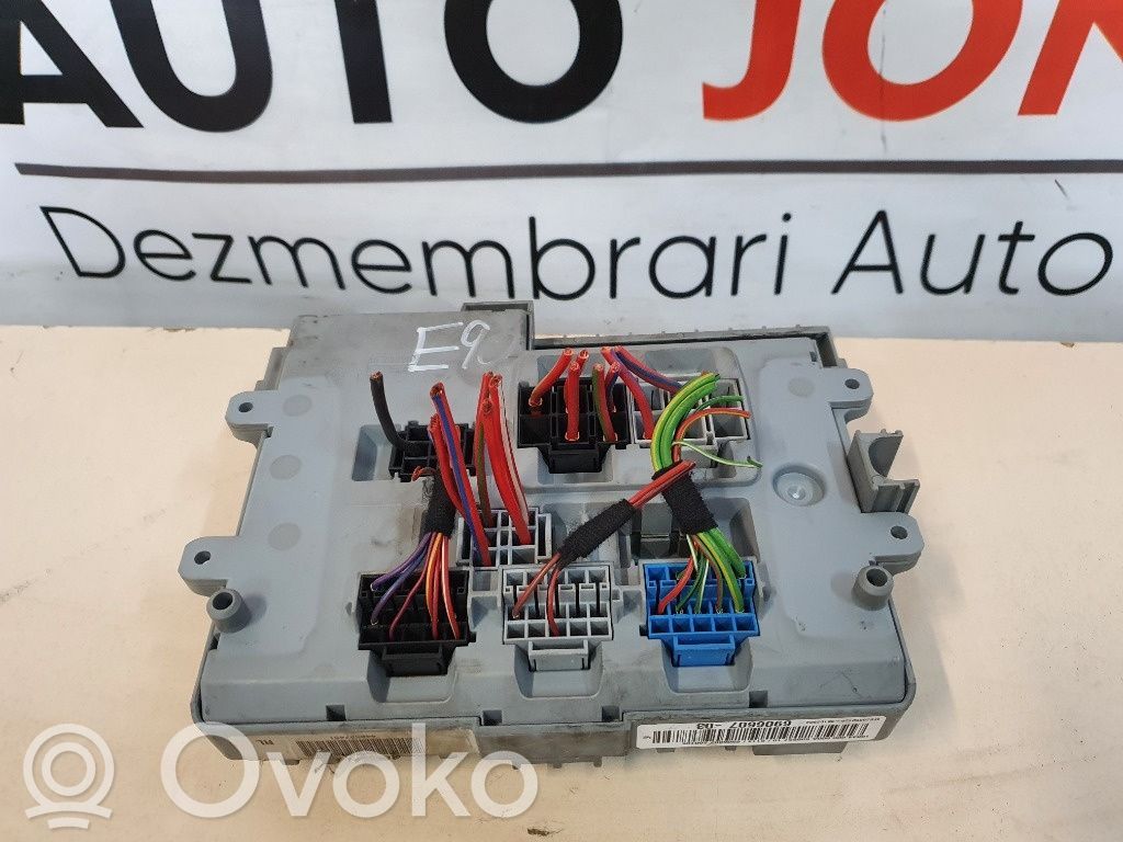 BMW 3 E90 E91 Saugiklių blokas 