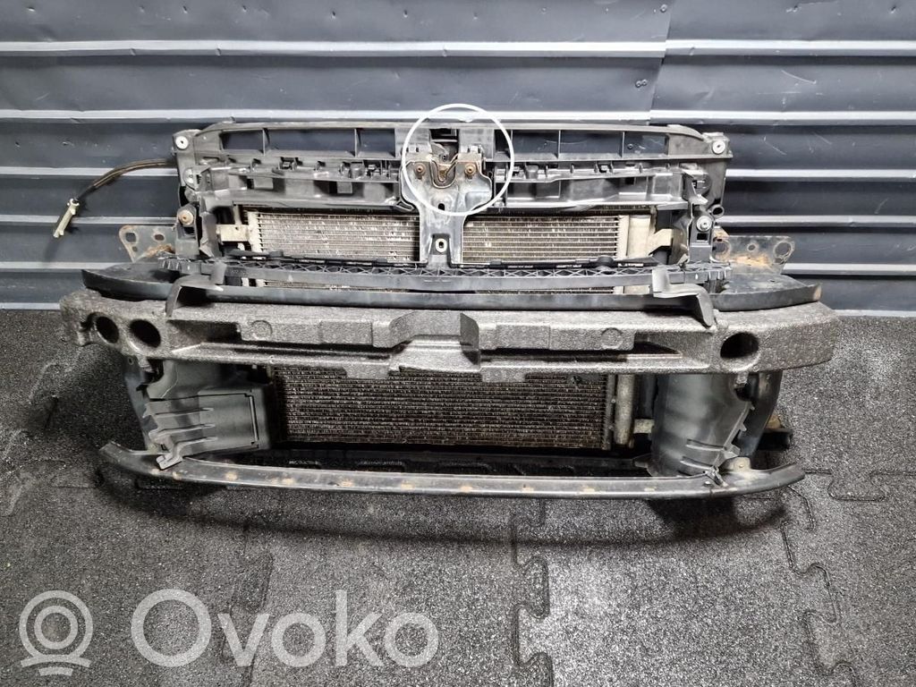 Volkswagen Golf VII Pas przedni 