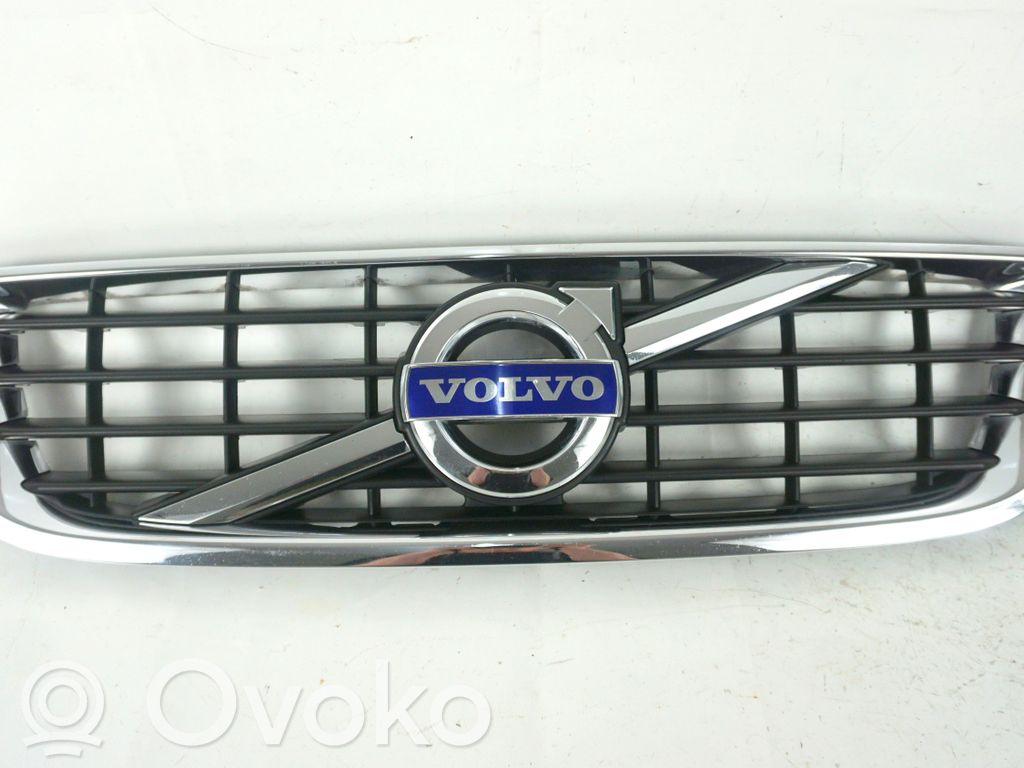 Volvo V50 Etupuskurin ylempi jäähdytinsäleikkö 